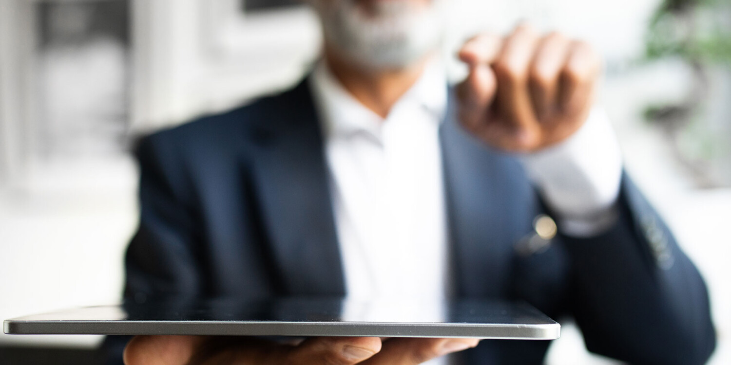 Advogado sênior com tablet em atendimento previdenciário