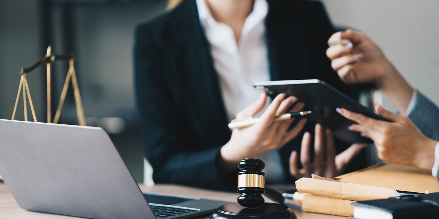 Equipe jurídica com tablet em reunião sobre gestão pública