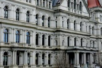 Fachada de edifício público ornamentado, representando prefeituras e câmaras municipais