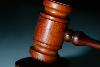 Martelo de juiz sobre superfície de mármore, simbolizando reclamações trabalhistas