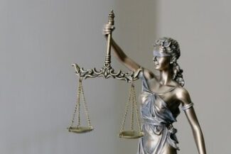 Estátua da Justiça com balança, representando os agravos em recursos superiores