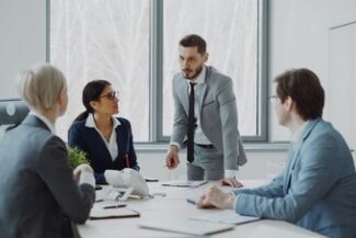 Equipe em reunião de planejamento estratégico em sala de reuniões corporativa