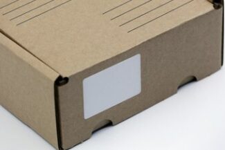 Caixa de papelão fechada com etiqueta em branco, simbolizando produto ou serviço com problema