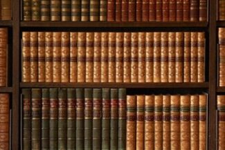 Estante de livros jurídicos encadernados, representando a estratégia recursal