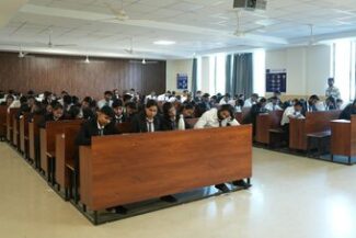 Sala de exame lotada de candidatos, representando concursos públicos