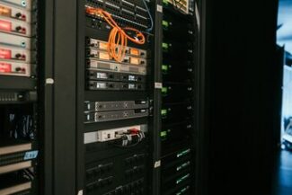 Sala de servidores de dados, representando infraestrutura e proteção de dados em conformidade com a LGPD
