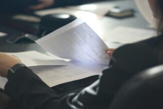 Advogado analisando documentos com atenção, representando demandas de alta complexidade
