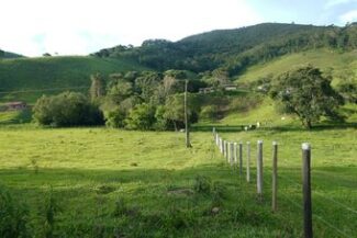 Propriedade rural cercada, representando a defesa da posse da terra