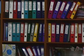Arquivo com fichas e documentos organizados, representando auditoria fiscal