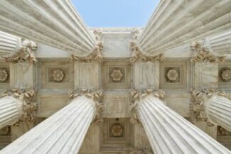 Colunas de mármore de tribunal vistas de baixo, representando contencioso fiscal