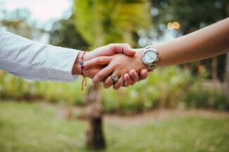 Aperto de mãos ao ar livre, representando a formalização de contratos agrários