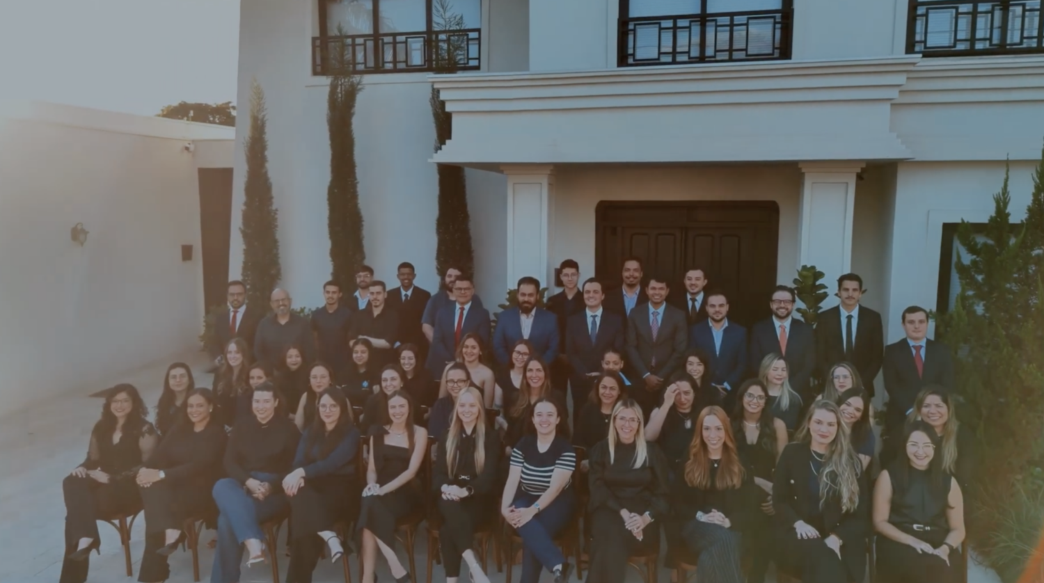 Equipe do Kohl Advogados reunida em frente à sede do escritório