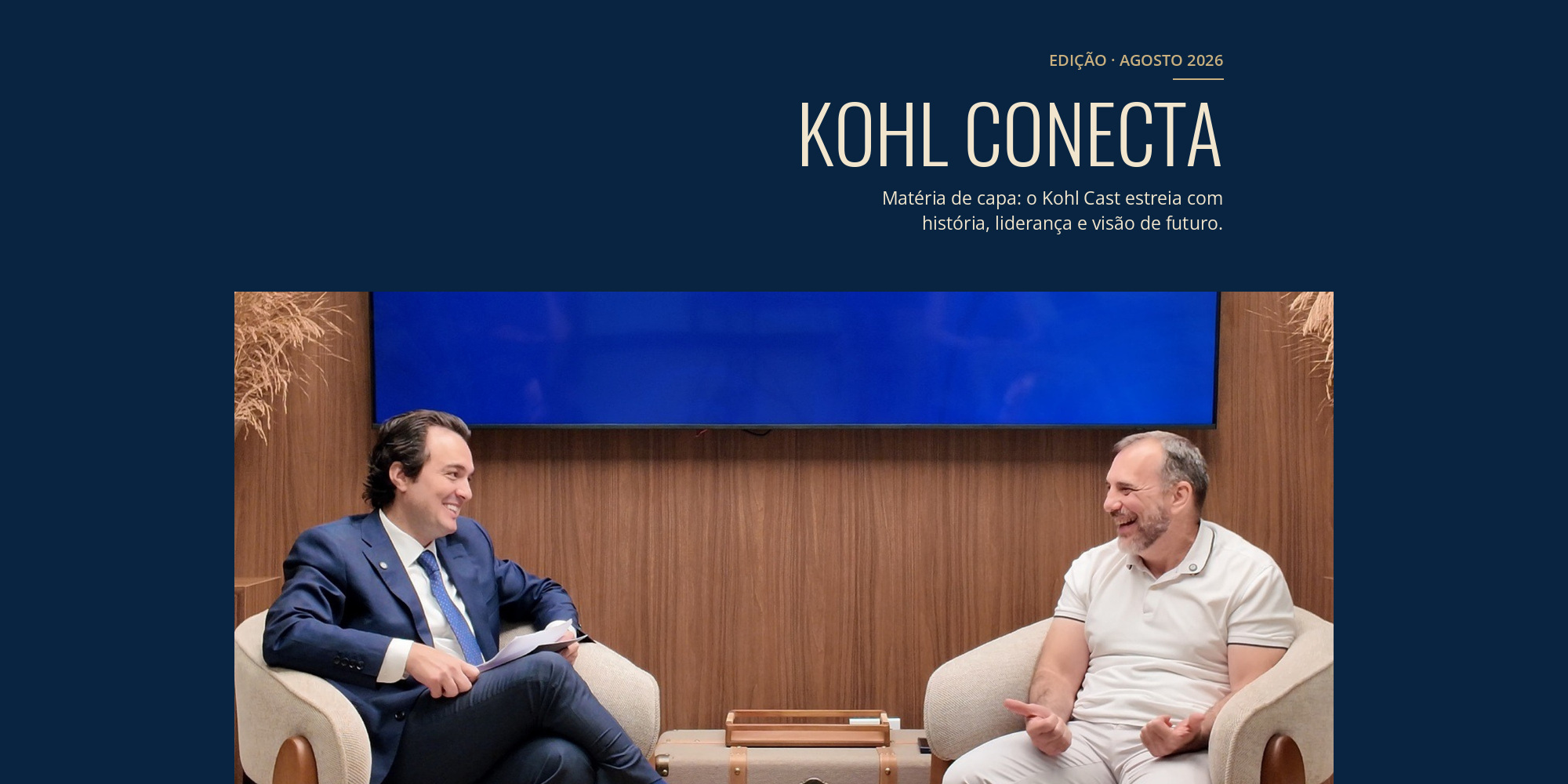 Capa da revista Kohl Conecta, edição de agosto de 2026, com foto da gravação do Kohl Cast